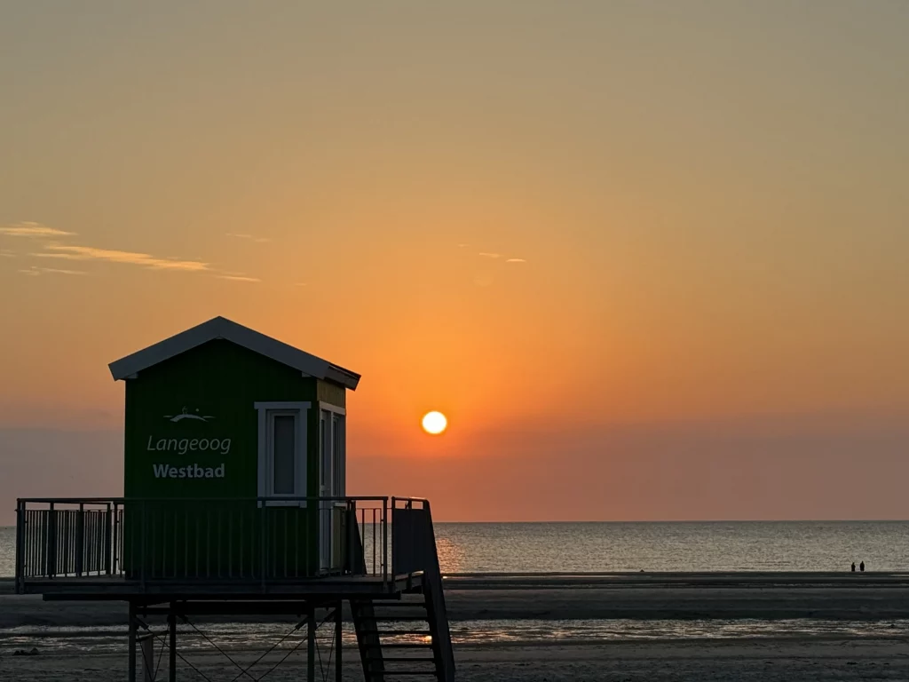 Langeoog Strand bei Sonnenuntergang und dem Badehäuschen.