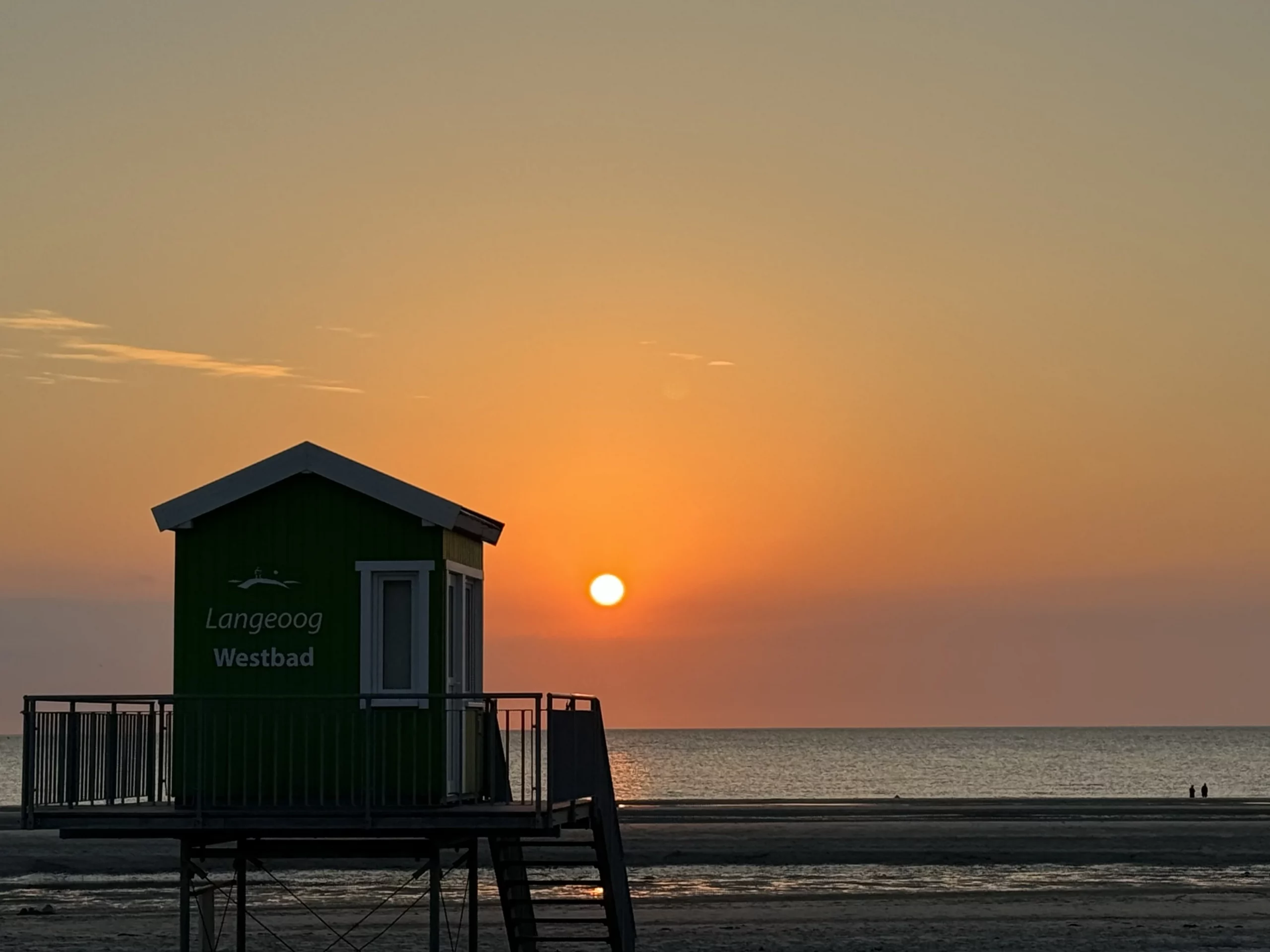 Langeoog Strand bei Sonnenuntergang und dem Badehäuschen.