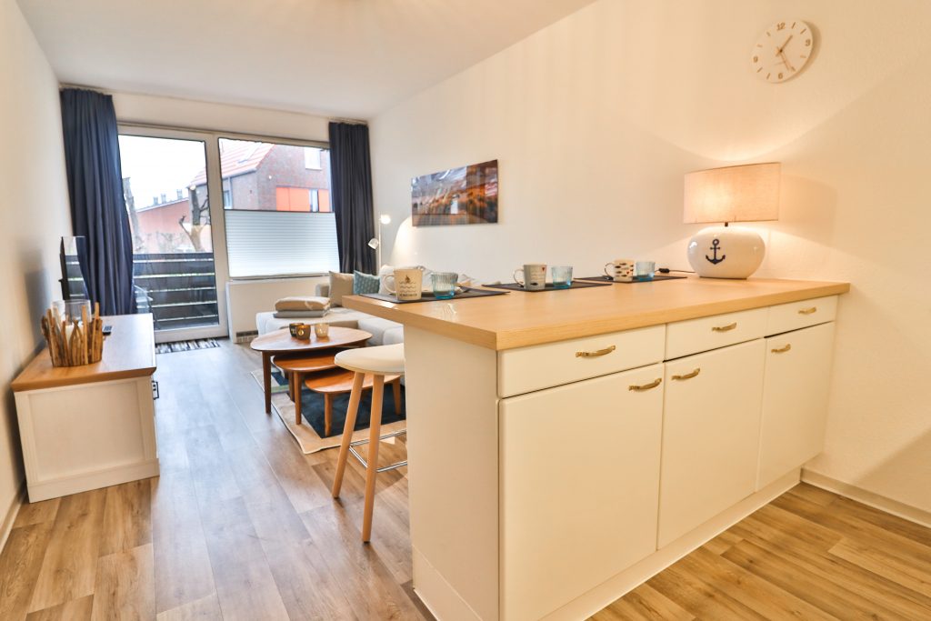 Düne 53 Grad Wohnzimmer mit Kücheninsel.