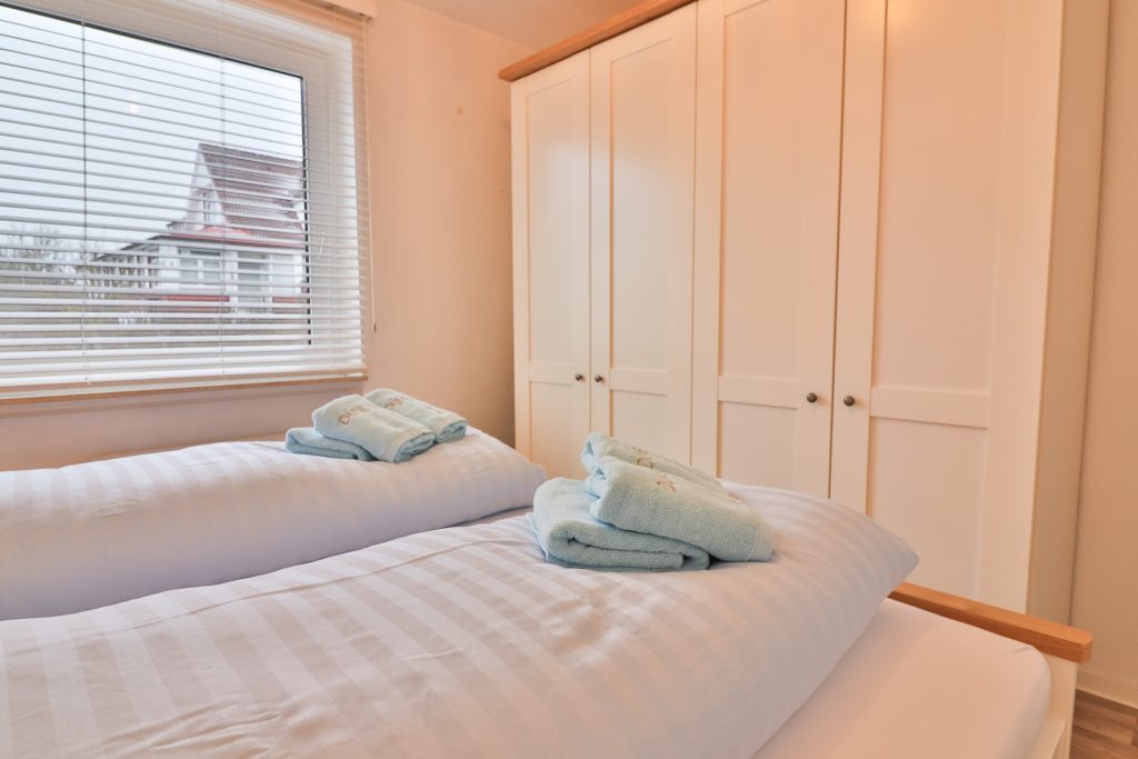 Das große Schlafzimmer der Düne 53 Grad hat neben dem Doppelbett mit zwei Matratzen einen großen Kleiderschrank.