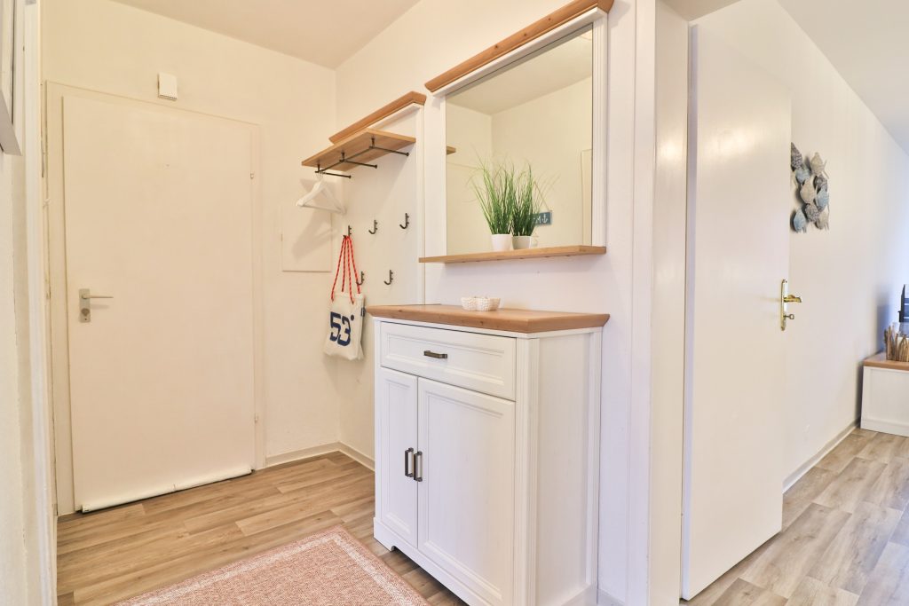 Der Eingangsbereich der Düne 53 Grad ist sehr hell, hat einen Spiegel, eine Garderobe und Stauraum für Schuhe.