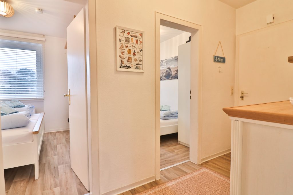 Der Eingangsbereich der Düne 53 Grad ist sehr hell, hat einen Spiegel, eine Garderobe und Stauraum für Schuhe.