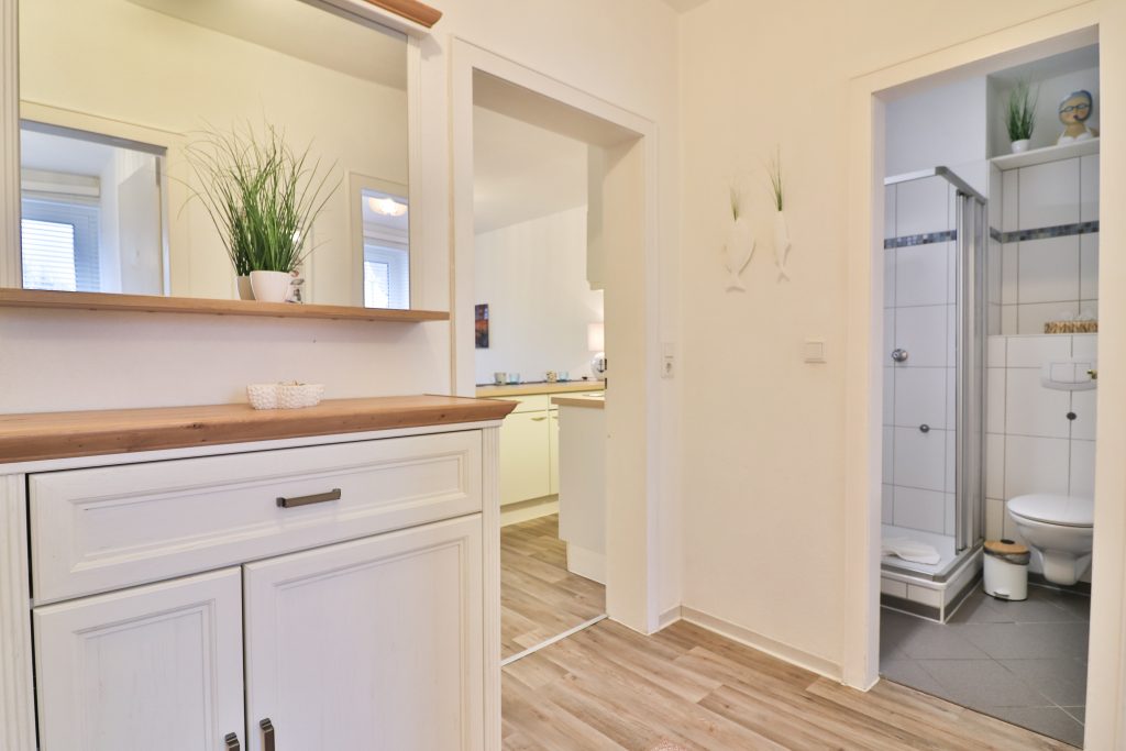 Der Eingangsbereich der Düne 53 Grad ist sehr hell, hat einen Spiegel, eine Garderobe und Stauraum für Schuhe.