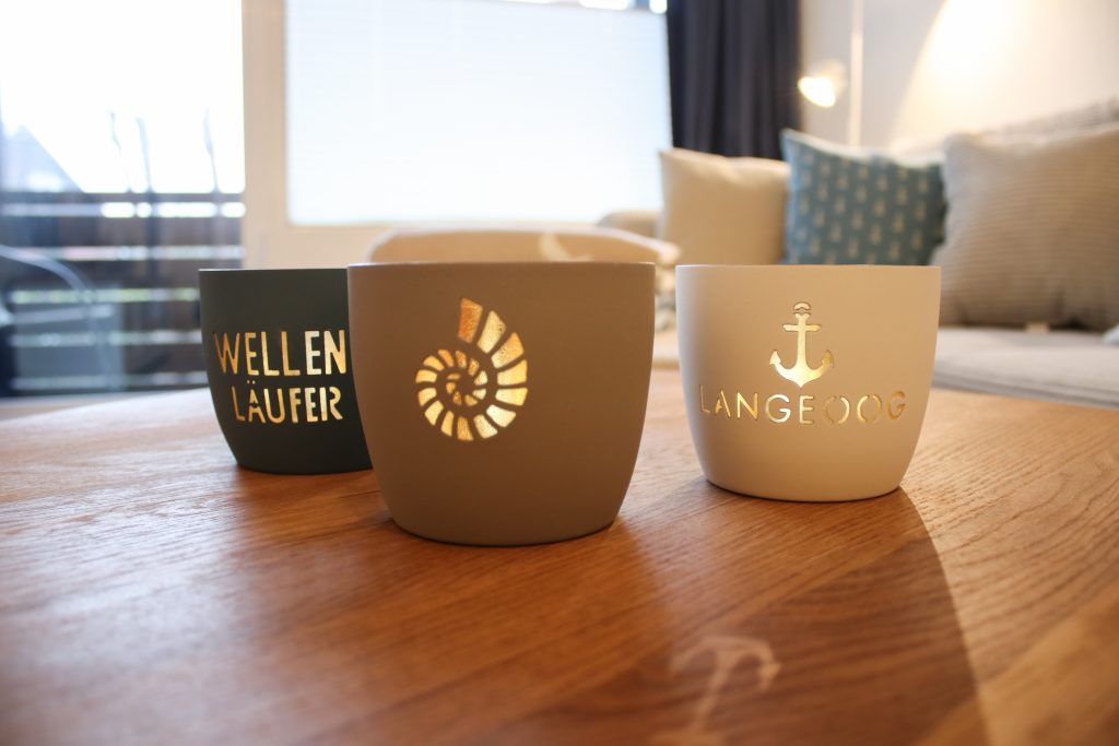 Teelichter und Deko der Düne 53 Grad in Blau- und Beigetönen.