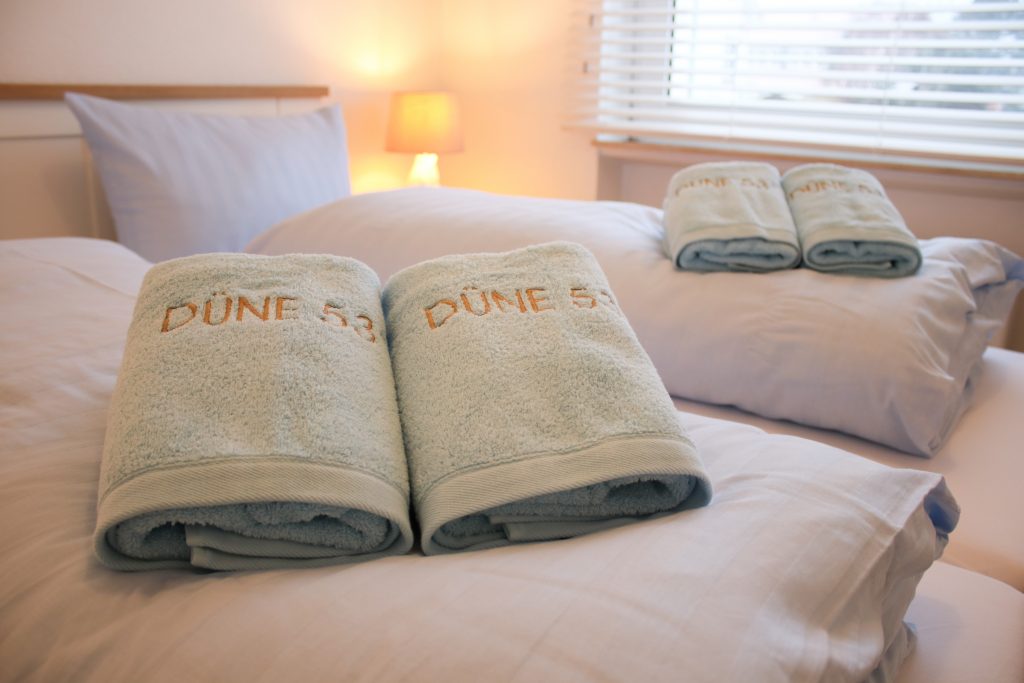 Selbstgestaltete Handtücher mit Düne 53 Grad Logo.